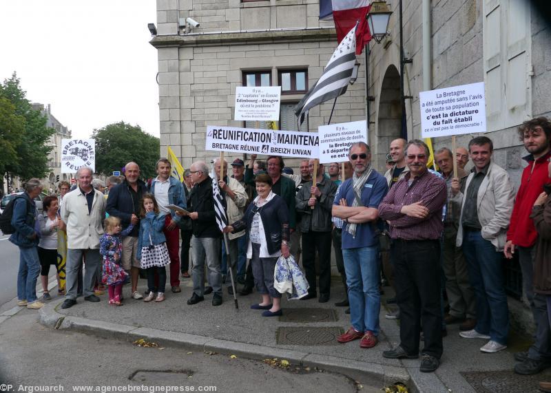 70 personnes se sont rassemblées à Quimper. 70 personnes se sont rassemblées à Quimper.