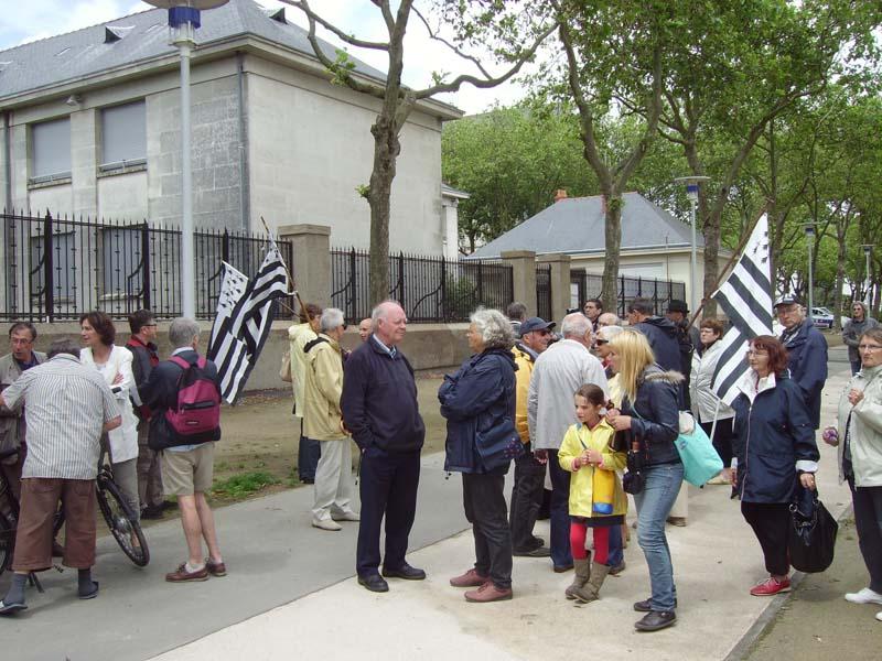 Une quarantaine de personnes à Saint-Nazaire devant la sous-préfecture. Une quarantaine de personnes à Saint-Nazaire devant la sous-préfecture.
