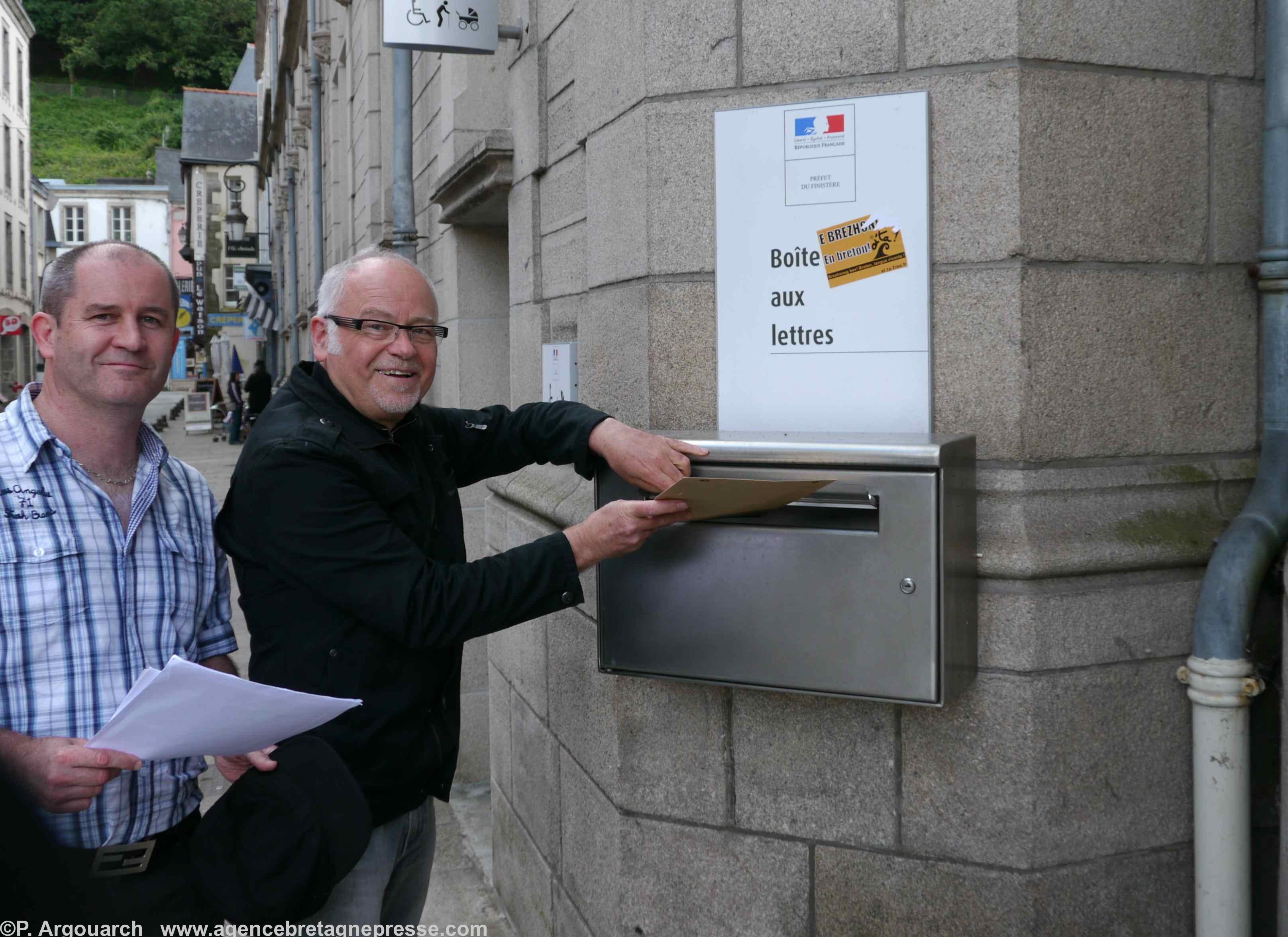 Envoi de la lettre au gouvernement via la préfecture de Quimper. Envoi de la lettre au gouvernement via la préfecture de Quimper.