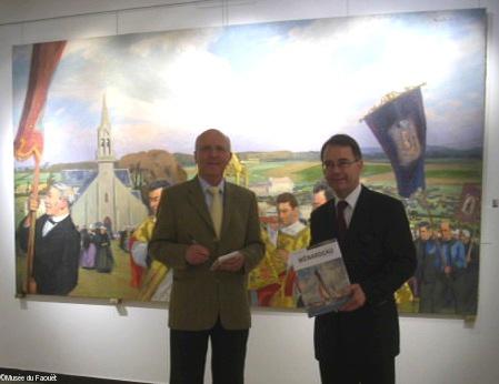 Devant la grande toile \" Procession au pardon de Sainte Anne la Palud \" de Maurice Ménardeau  Bernard Le Floc\'h et Jean-Marc Michaud conservateur en chef départemental et auteur du livre catalogue sur l\'exposition Ménardeau.