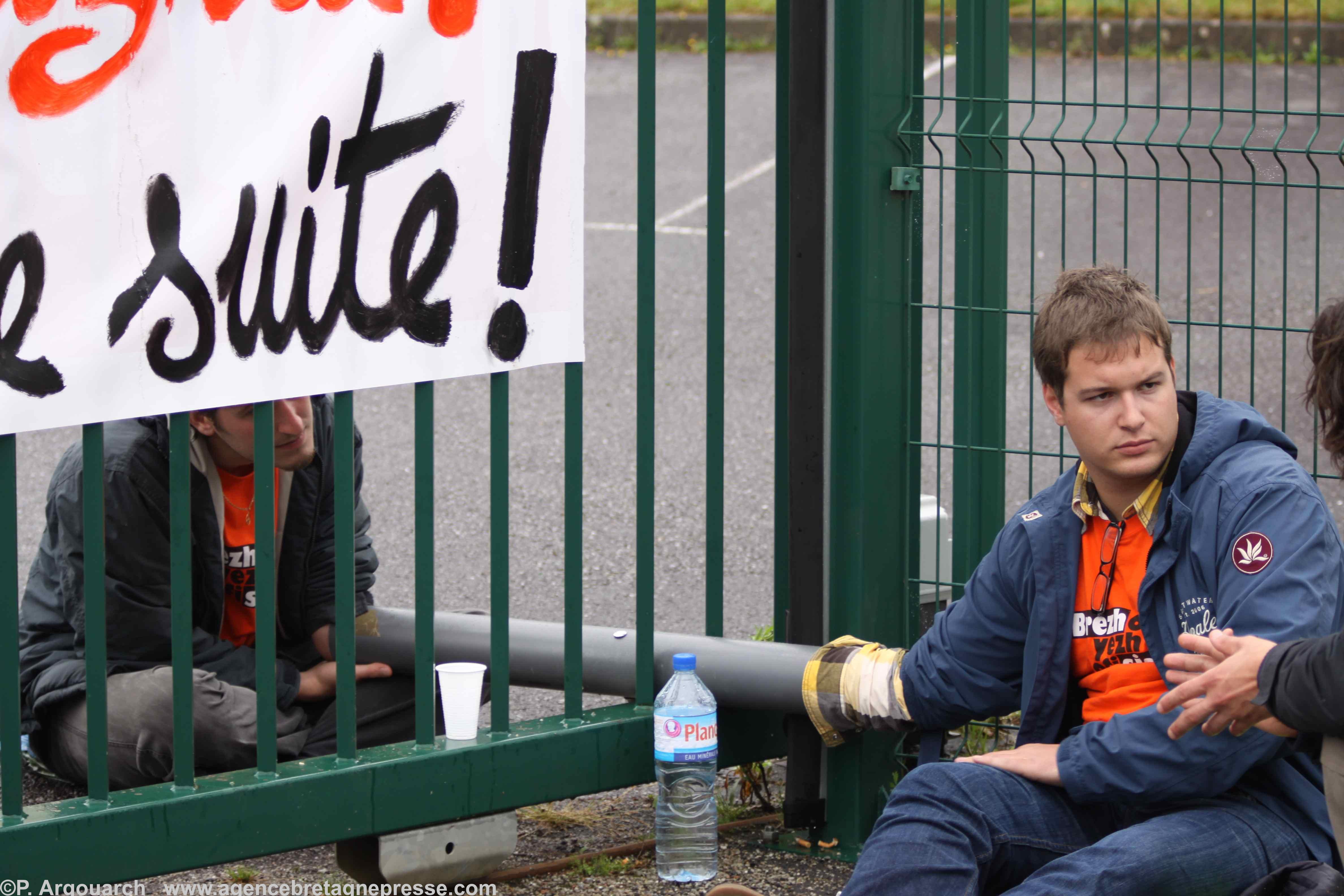 Le portail bloqué par des militants