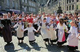 "Echu eo an Abadenn" : Le \"final\" de la journée : la danse 
des mille  grande gavotte dansée par les 
participants des cercles d\'enfants au 
centre-ville