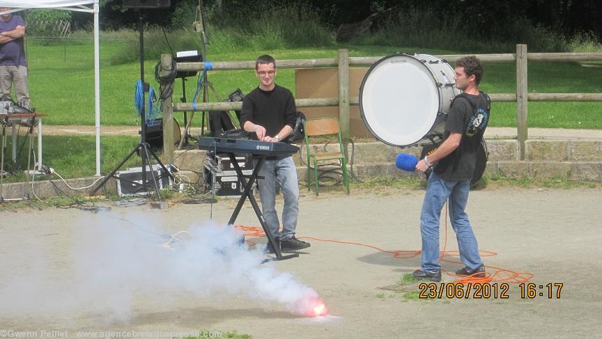 Lorenzo Lababs à la grosse caisse et sa fusée de détresse !