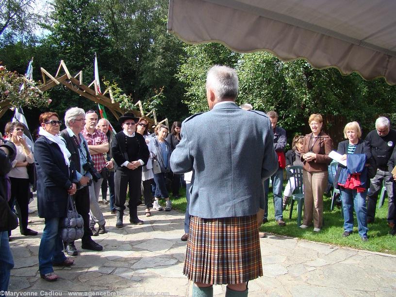 Gorsedd Digor. Arzano le 15 juillet 2012. Avant le départ du cortège le grand druide de Bretagne explique la cérémonie à la presse et au public.