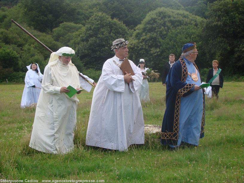 Gorsedd Digor. Arzano le 15 juillet 2012. Au centre du cercle devant le « maen log » Penri Roberts Druide du Pays de Galles ; Per Vari Kerloc’h Grand Druide de Bretagne et Mick Paynter Grand Barde de Cornouailles ouvrent la cérémonie.
