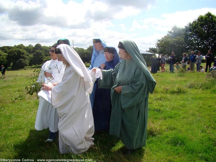 Gorsedd Digor. Arzano le 15 juillet 2012. La distribution à tous du gui consacré par le Grand Druide de Bretagne va commencer.