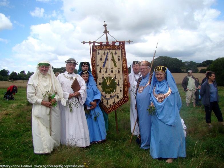 After the ceremony. With the Breton Gorsedd banner. And with Maureen Fuller deputy Grand Bard of Cornwall on the right. Two other members of the Breton Gorsedd here are in charge of relations with the Over Channel Gorseddau.