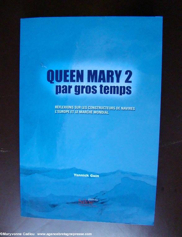 Colloque Construction navale Nantes 20-21 septembre 2012. Yannick Guin lui offre aussi son livre de “Réflexions sur les constructeurs maritimes”. 2007 Siloë.
