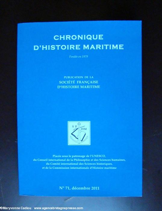 Colloque Construction navale Nantes 20-21 septembre 2012. Un des deux numéros des <i>Chroniques d'histoire maritime</i> offerts par M. Legoherel à Yannick Guin.