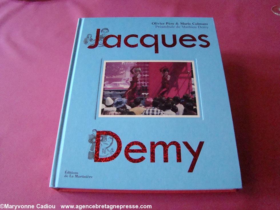 Colloque Construction navale Nantes 20-21 septembre 2012. Yannick Guin offre deux ouvrages à M. Legoherel : celui sur Jacques Demy personnage emblématique de Nantes.