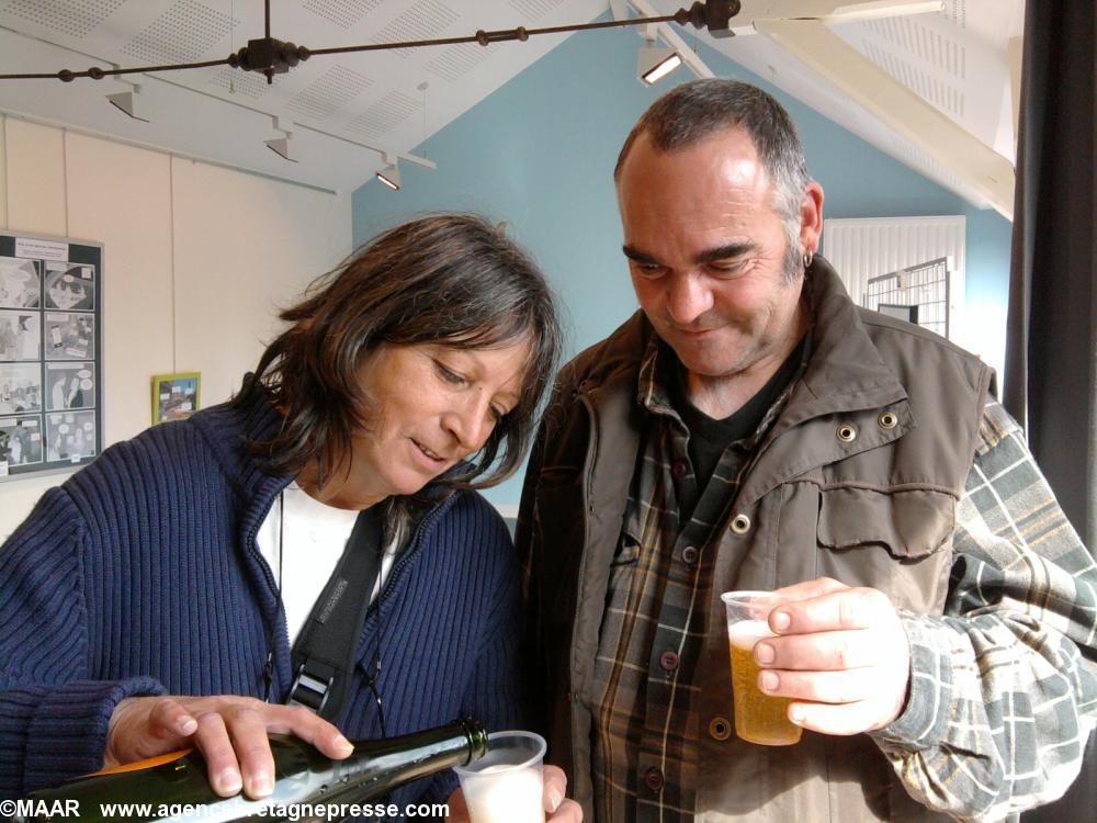 Thor et Virginie s\'apprêtent à boire la bolée Thor et Virginie s\'apprêtent à boire la bolée