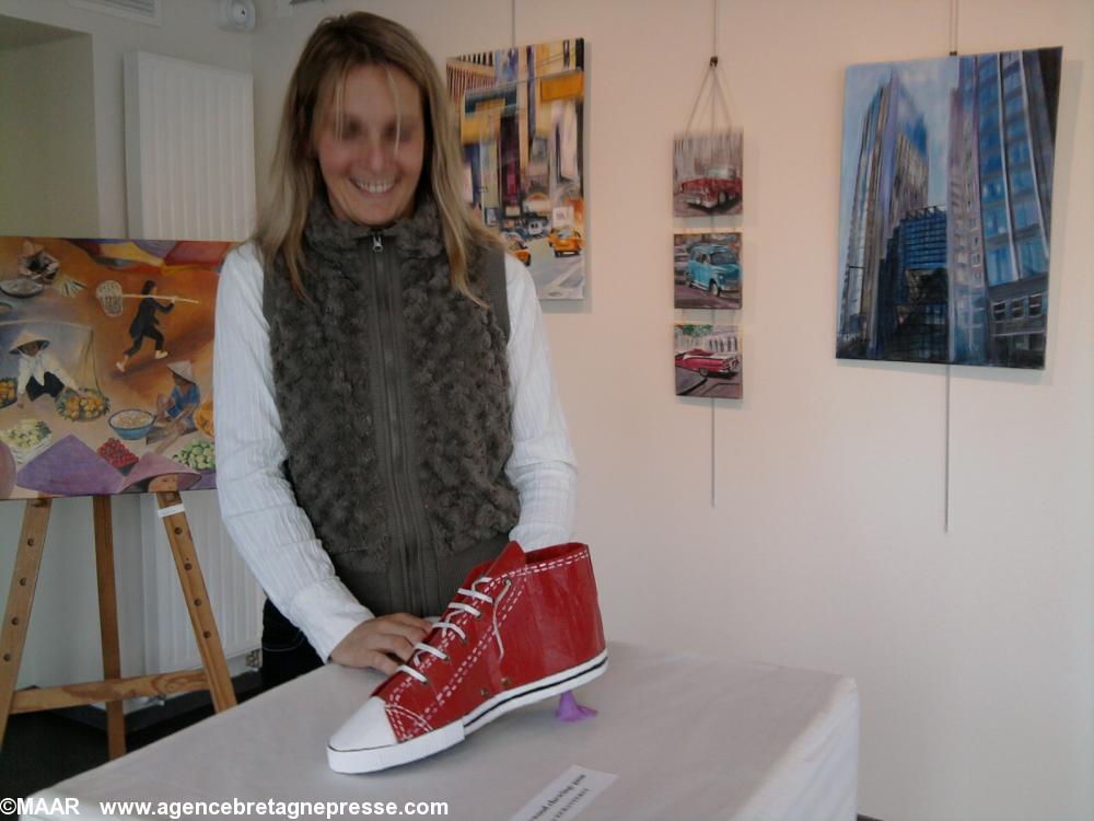 Anne Keranterff devant une de ses sculptures en carton Anne Keranterff devant une de ses sculptures en carton