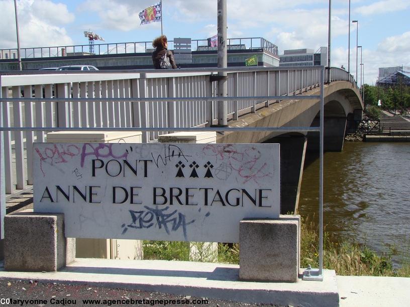 Le pont Anne de Bretagne à Nantes. Sa plaque taguée en juin 2012.
