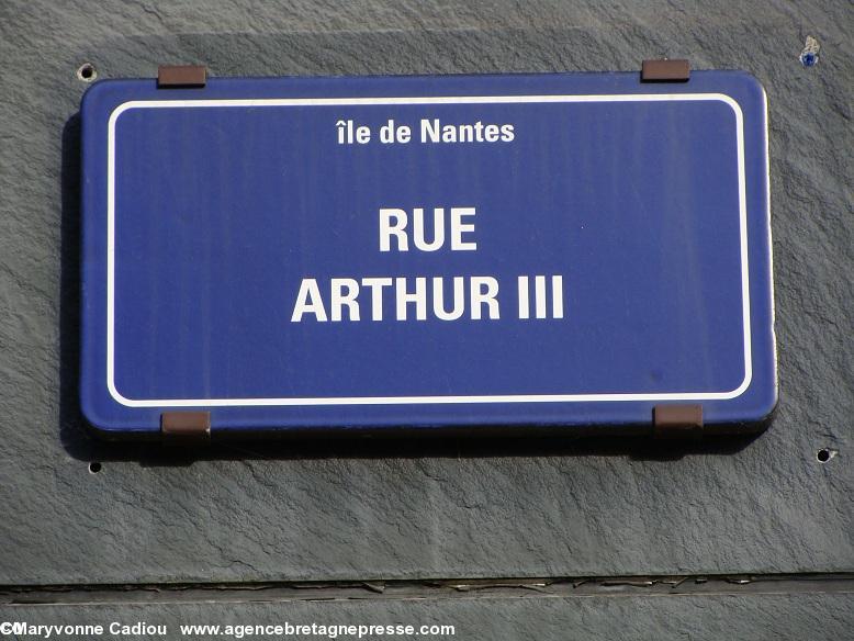 Île de Nantes rue Arthur III. Le long du Tribunal côté ouest. Ni dates ni titre(s). Il a une bien belle et imposante statue équestre à Vannes (voir sur sa page wikipédia).