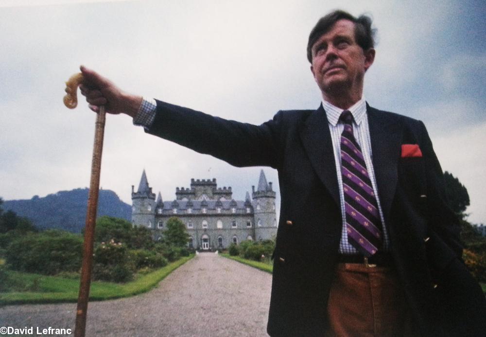 Ian Campbell  12ème Duc d'Argyll  
décédé en 2006  posait devant son 
château d'Inveraray. C'est derrière ces 
hautes tours que Marie Stuart  rendant visite 
à sa soeur  la Duchesse d'Argyll  
dégusta son premier verre d'uisghe 
beatha.