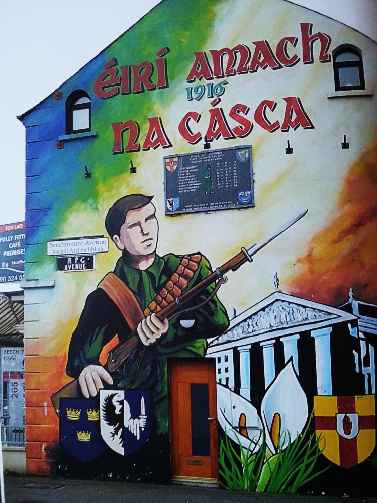 Beechmount avenue et Falls road  haut 
lieux de la mythologie Républicaine à 
Belfast. A belfast  cette peinture 
murale célèbre le soulèvement 
nationaliste de 1916. Au bas du mur  les 
emblèmes des quatre provinces de 
l'Irlande unie.