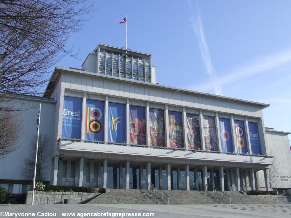 Un exemple de la reconstruction d'après guerre : la mairie de Brest.