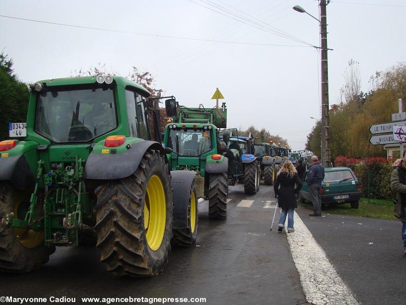 Notre-Dame des Landes 17 nov. 2012. À 14 h 15 les « beaux tracteurs neufs » passés à Fay-de-Bretagne (voir le texte) sont dans le bourg de NDdL et prennent le cortège.