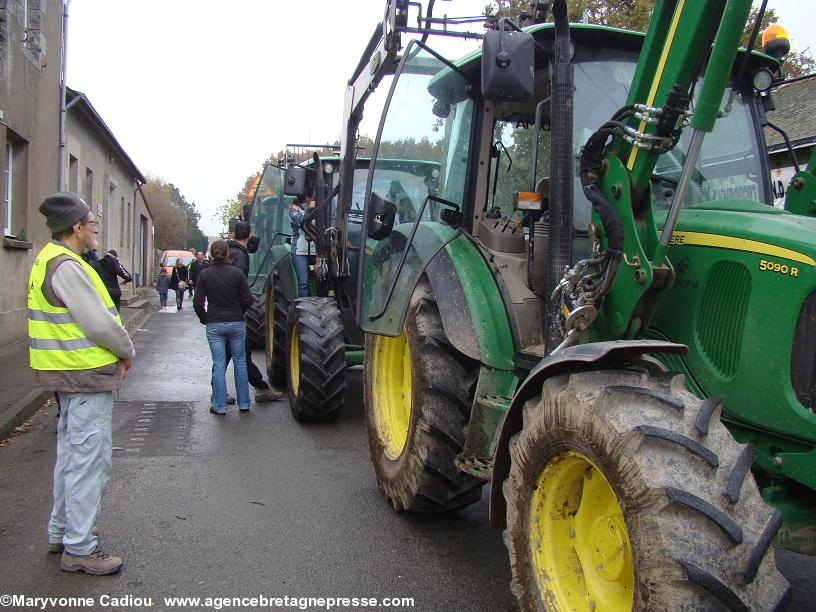 Notre-Dame des Landes 17 nov. 2012. À 14 h 15 les « beaux tracteurs neufs » passés à Fay-de-Bretagne (voir le texte) sont dans le bourg de NDdL et prennent le cortège.