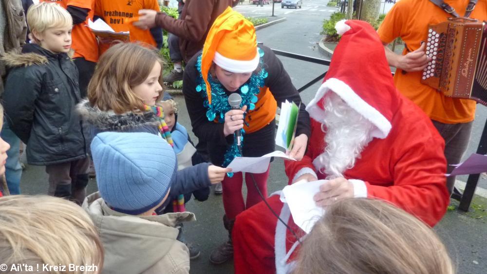 Le père Noël parle breton  à Lannuon !