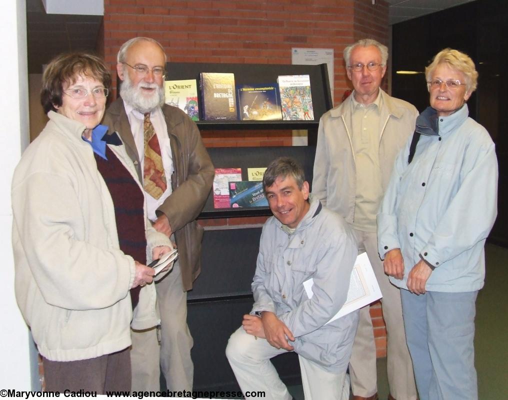Entouré de ses amis d’Ar Falz-44 : Yvonne Coz ; Jacques Hermouet ; Gilbert Péron et Yveline Larvor lors de sa conférence sur les saints bretons le 21 mai 2008 à Nantes dans le cadre de la saint Yves.  
