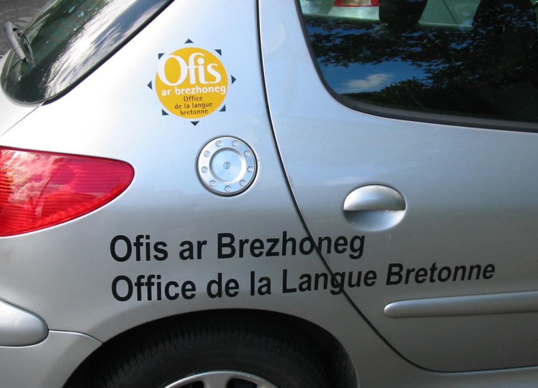 Véhicule de l'Office public de la langue bretonne avec l'ancien nom et 
l'ancien logo  (Photo de Man viy Wikipedia)