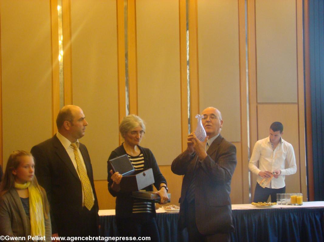 Le maire de Quimper reçoit un vase de Turquie en cadeau.