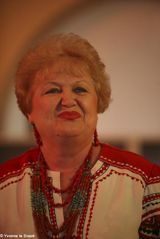 Chanteuse ukrainienne en tenue traditionnelle