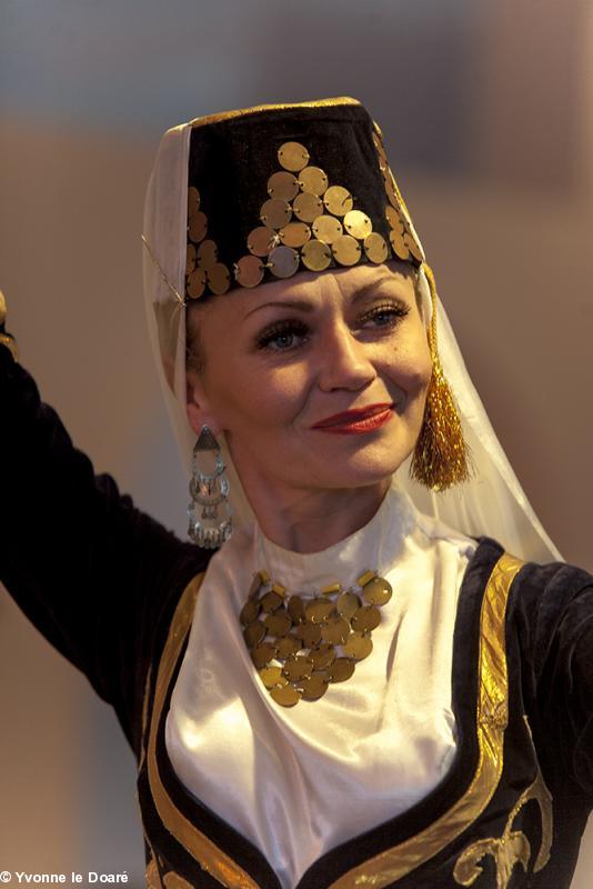 Danseuse en costume traditionnel tatare.  Réception en l'honneur du choeur du Canto, par le choeur de Crimée et ensemble de danse 
