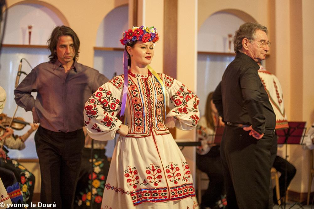 A l'avant, Jean Golgevit, à l'arrière, Jean-Christophe Grégoire, au milieu Evgueniya Volkova, du Choeur de Crimée et de l'ensemble de Danse 