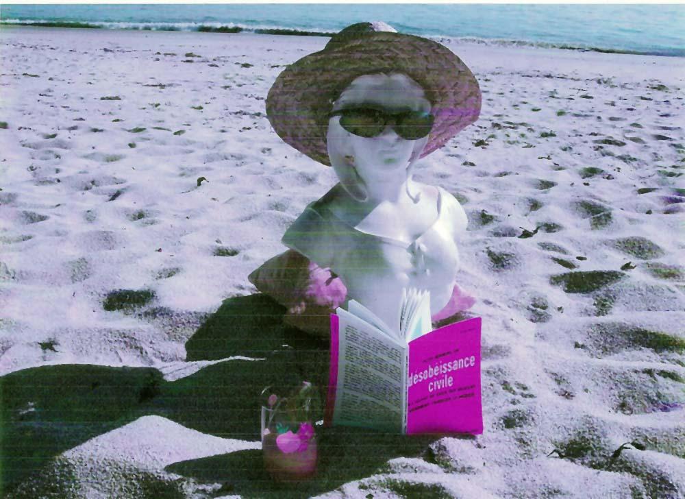 La Marianne de la mairie de Quimper à la plage lisant 