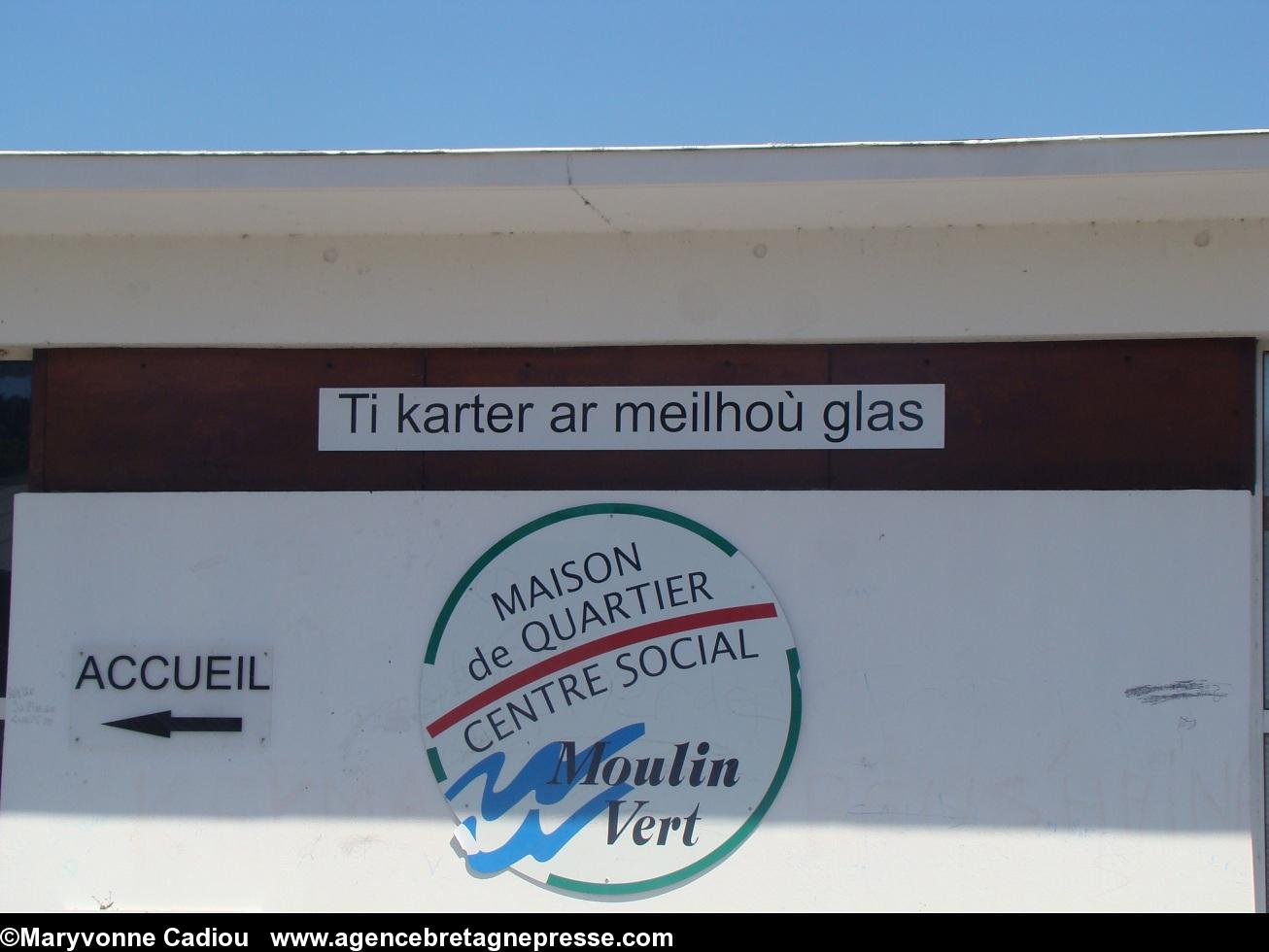 Maison de quartier du Moulin Vert à Kemper et signalisation bilingue.