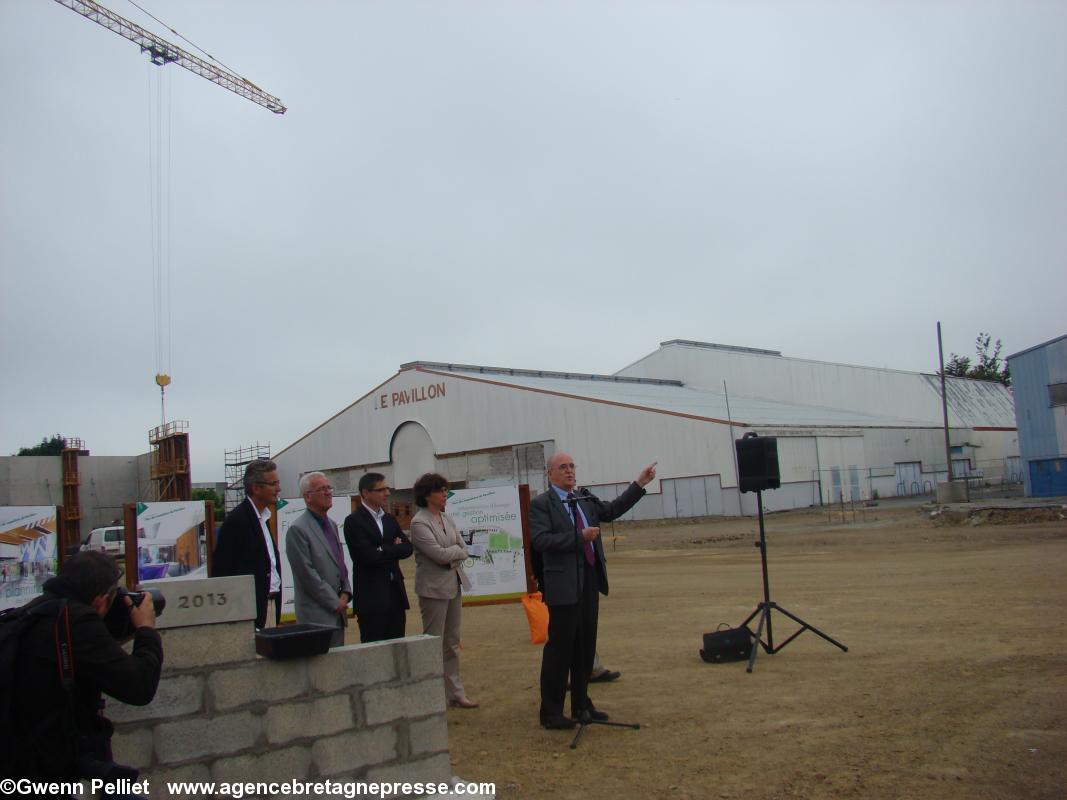 M. Bernard Poignant explique le projet.