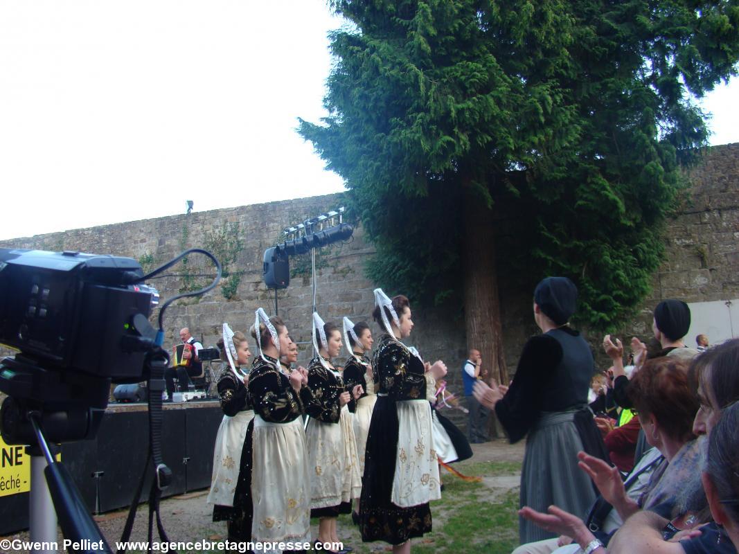 Le cercle Keltiad danse un an dro sur &#8220;Tri Martolod&#8221; en ouverture du spectacle.