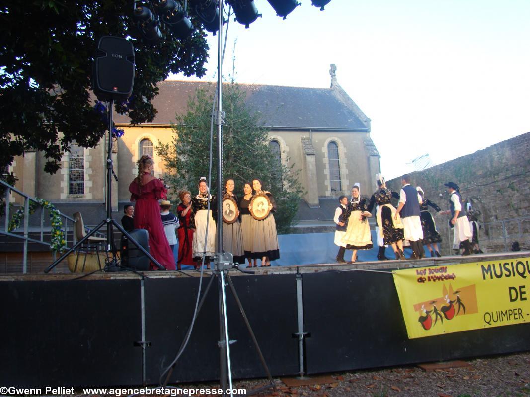 Cadres-photos de l\\\'époque.