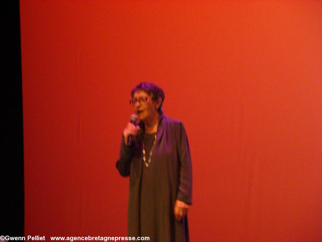 Andrea Ar Gouilh interprète \\\"E dibenn miz gwengolo\\\" de Glenmor, en hommage à Yann-Kel Kernaleguen, mort pour la Bretagne à Dinéault en 1976. Andrea Ar Gouilh interprète \\\"E dibenn miz gwengolo\\\" de Glenmor, en hommage à Yann-Kel Kernaleguen, mort pour la Bretagne à Dinéault en 1976.