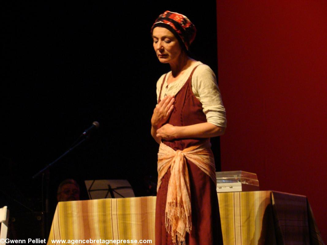 Nikol Ar Vourc\'’h dans le rôle de Katell, l\\\'épouse de Glenmor. Nikol Ar Vourc\'’h dans le rôle de Katell, l\\\'épouse de Glenmor.