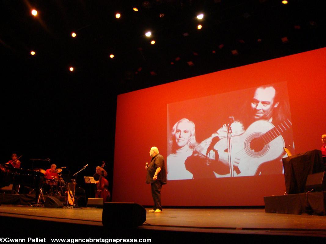 Yvon Étienne chante \\\"Cet amour-là\\\" devant l\\\'image de Glenmor et Katell. Yvon Étienne chante \\\"Cet amour-là\\\" devant l\\\'image de Glenmor et Katell.