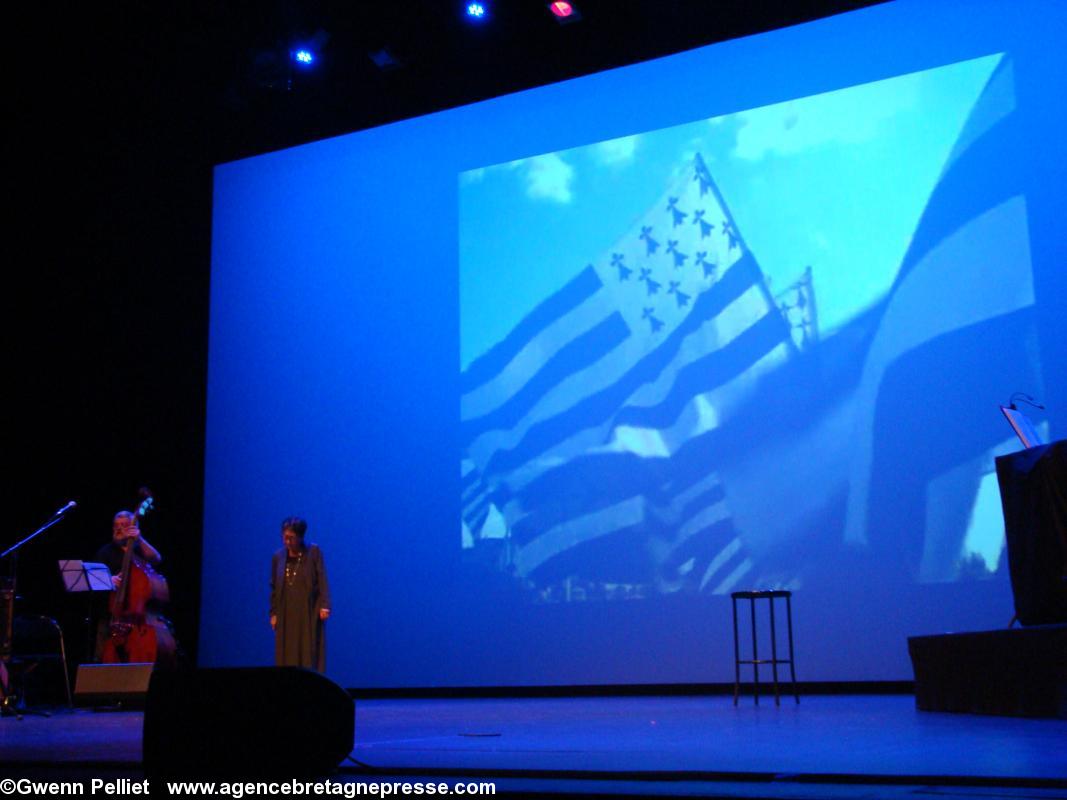 Andrea Ar Gouilh interprète \\\"Pa vin maro\\\" (Quand je serai mort) sur les images des obsèques de Glenmor avec profusion de gwenn ha du. Andrea Ar Gouilh interprète \\\"Pa vin maro\\\" (Quand je serai mort) sur les images des obsèques de Glenmor avec profusion de gwenn ha du.