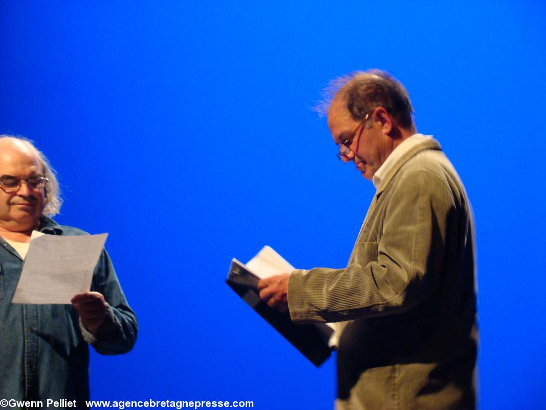 Bob Simon et Goulc\\\'han Kervella, de la troupe Strollad ar vro Bagan. Bob Simon et Goulc\\\'han Kervella, de la troupe Strollad ar vro Bagan.