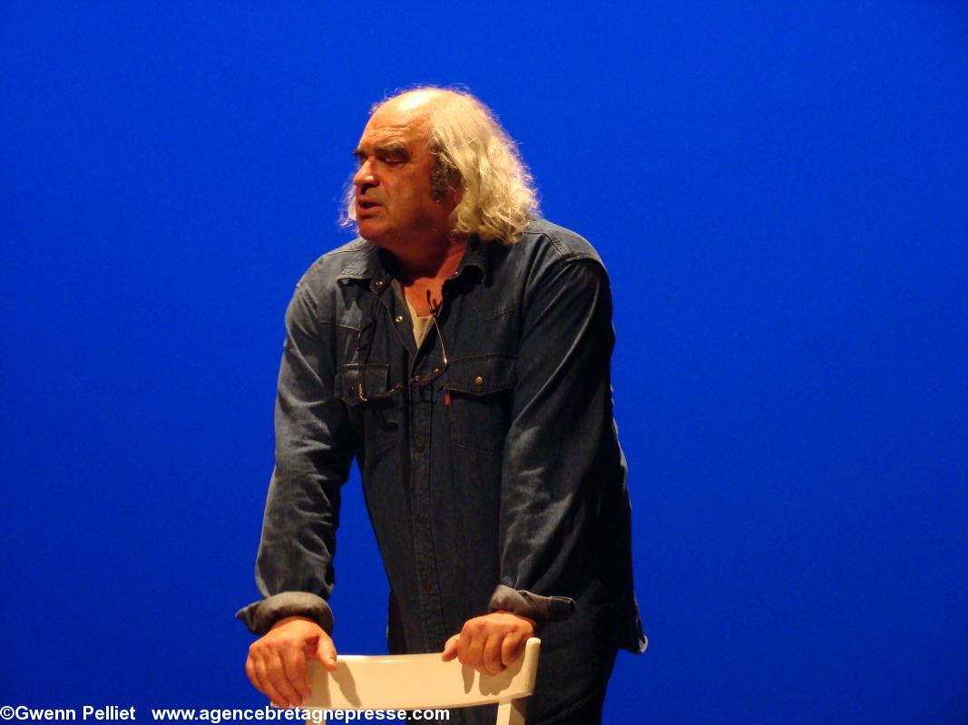 Bob Simon interprète le rôle de Glenmor. Bob Simon interprète le rôle de Glenmor.