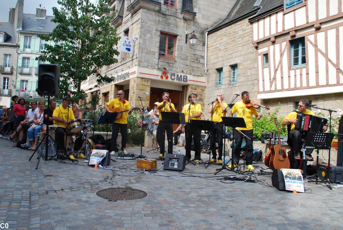 Les Copains à Bord sur la place Terre au Duc ©Agence Bretagne Presse ( photo Louis Gildas)
