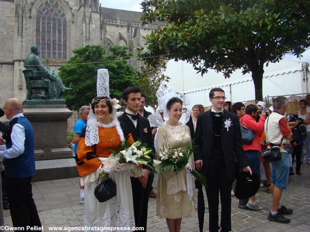 En arrière plan la cathédrale et la statue de Théophile Laënnec, médecin renommé né à Kemper.