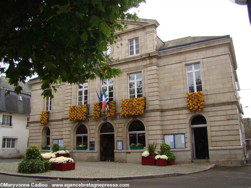 La mairie de Karaez fleurie pour la Toussaint 2011.