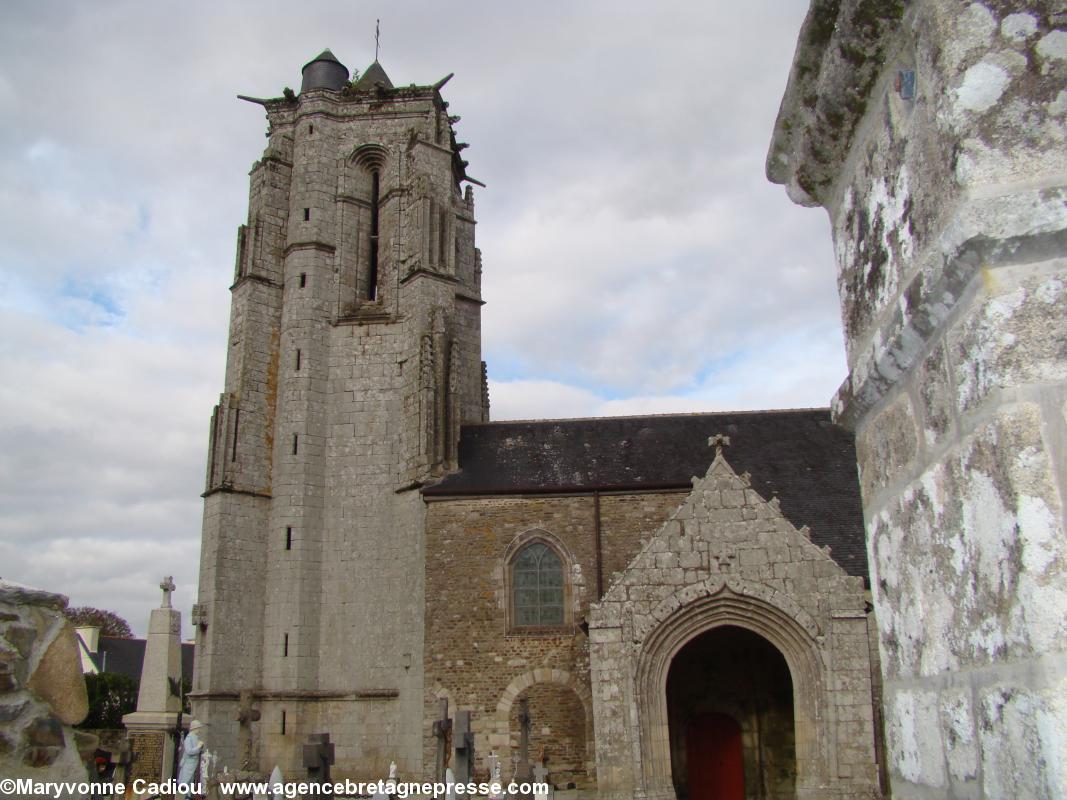 L'église Saint-Pierre de Plouguer commune voisine maintenant rattachée à Karaez.