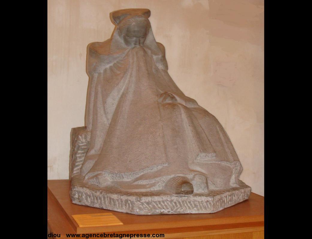 Sculpture en granit. La Pleureuse de Francis Renaud dans la salle d’\'accueil du Musée départemental breton de Kemper. Voir note dans le texte.