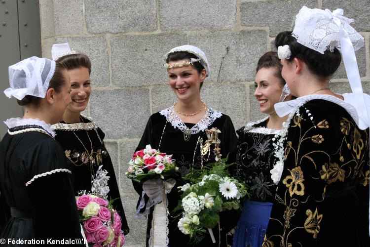 Marion Le Bihan, Reine de Cornouaille 2013 entourée de ses quatre demoiselles d'honneur.