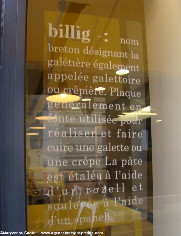 À Nantes la crêperie bretonne just billig ! explique le pillig sur sa vitrine.