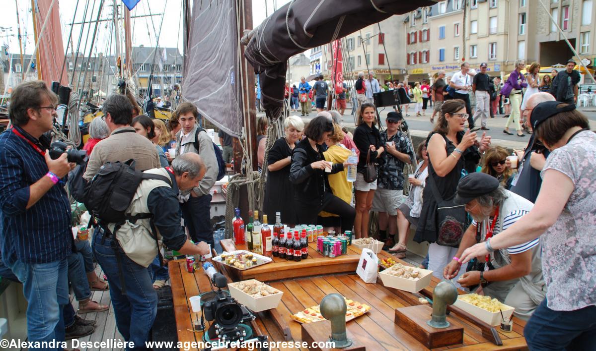 Sur la Belle-Angèle à l'heure de l'apéro Sur la Belle-Angèle à l'heure de l'apéro