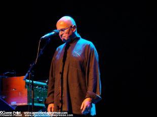 Au chant, dans le groupe Barzaz Yann-Fañch Kemener.